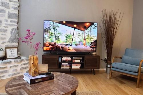 Rogers House | Centrally located in Rogers and Bentonville! -Private Rooms