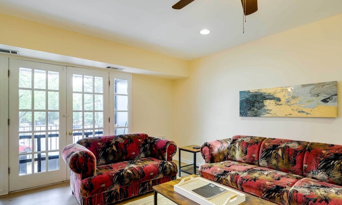 Springfield Apartment | Centrally Located Springfield Apartment w/ Balcony