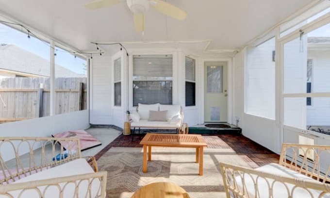 Saxony House | Centrally Located Austin Charm, 20 mins from Downtown