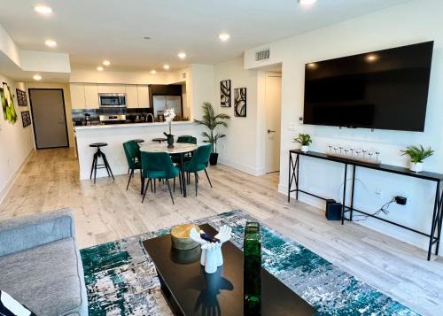 West Los Angeles Apartment | Century City Cozy 2 Br 4 Sleeps Crib W Parking 505