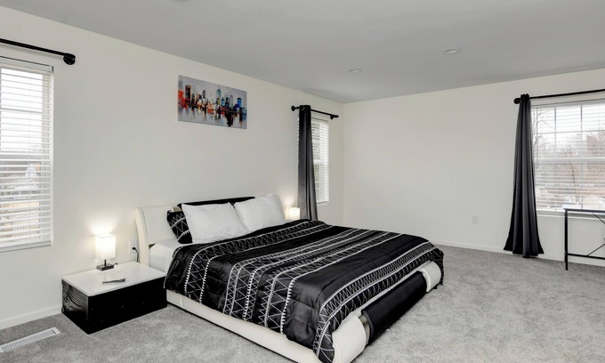 Columbus House | CG SuitesnEntire home in Columbus, Ohion16+ guests5 bedrooms9 beds5 baths