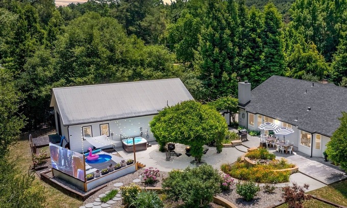 Atascadero House | Château Vigne: Hot Tub, plunge pool, Outdoor movies, game room, EV!