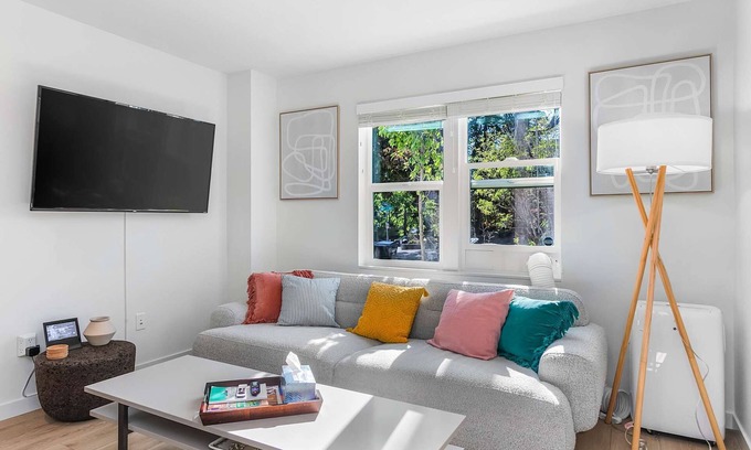 Minor House | CH09 - The Sweetest Hill - 81 Walkscore!