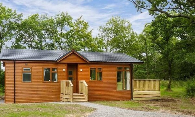 Black Torrington Cottage | CHAFFINCH LODGE, pet friendly in Sheepwash