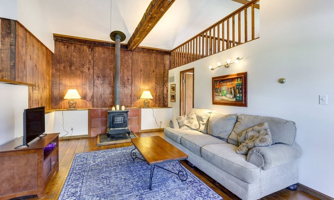 Wayland House | Chagrin Falls Home ~ 2 Mi to Town!