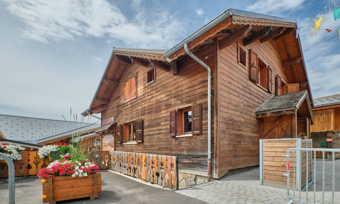 Viel-Alpe Ski Chalet | Chalet '1 Sur La Route Du Tour' with Balcony and Wi-Fi