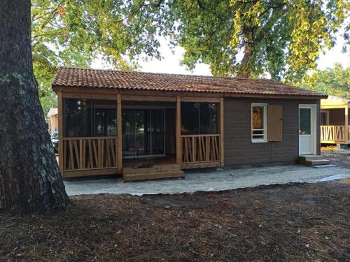 Labouheyre Ski Chalet | Chalet 2 Chambres à Labouheyre avec Piscine Chauffée, WiFi et Terrasse au Bord d'un Lac - FR-1-783-25