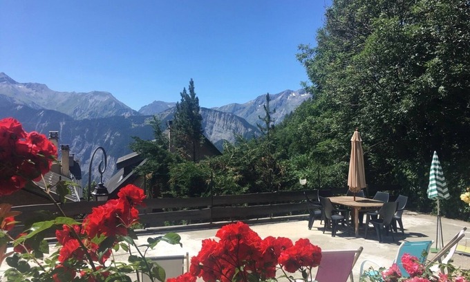 Huez-en-Oisans Ski Chalet | Chalet Alpe d'Huez 10p 100 meters from the cable car, mountain views, garden, terrace
