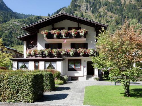 Fusch an der Grossglocknerstrasse House | Chalet in Fusch near Ski Lift and Lake