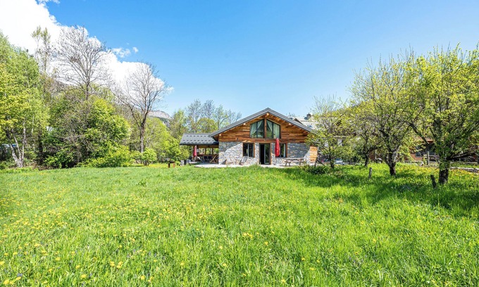 Valloire Ski Chalet | Chalet 'De L'alpette' with Mountain View, Private Terrace and Wi-Fi