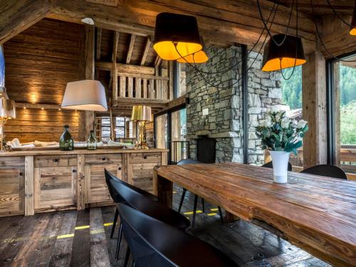 Val-d'Isere Ski Chalet | Chalet de luxe avec piscine et hammam à Val-d'Isère, 10 personnes à proximité du centre-ville - FR-1-694-95