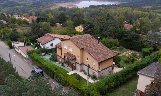 Nieva de Cameros Ski Chalet | Chalet 'El Cerezo Rojo' with Lake View, Wi-Fi and Air Conditioning