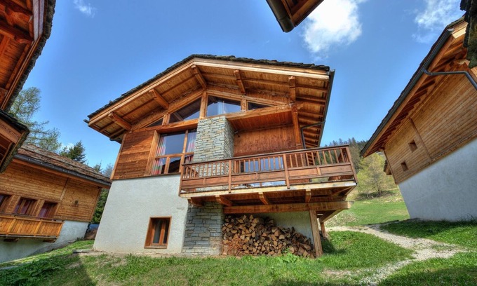 Plan Peisey Ski Chalet | Chalet-Elite-Ensuite-Mountain view