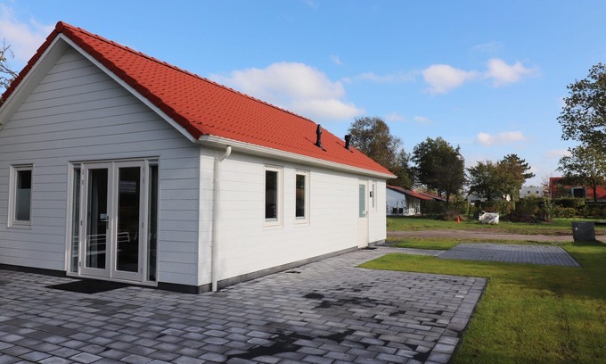 Sint Nicolaasga House | Chalet in Friesland with terrace