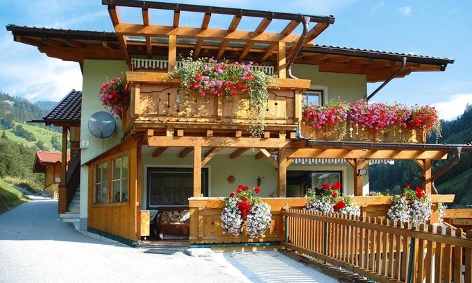 Grossarl Apartment | Chalet in Grossarltal with Panoramic Views