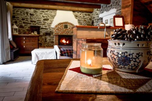 Inverso Pinasca Apartment | Chalet in pietra e legno con caminetto