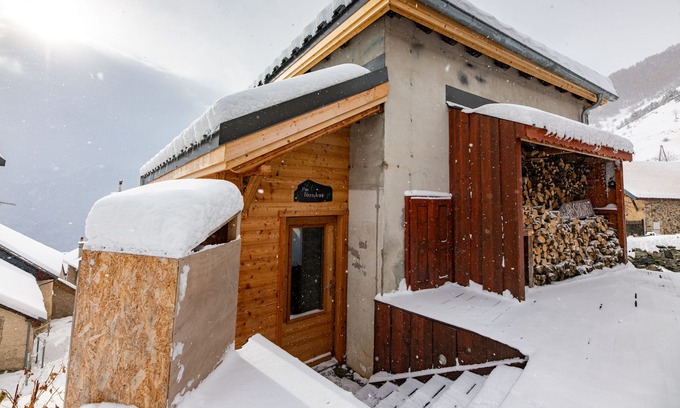 Huez-en-Oisans Ski Chalet | Chalet in the heart of Huez village close to the ski slopes