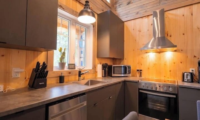 Mauricie Ski Chalet | Chalet Le Western - Waterfront!