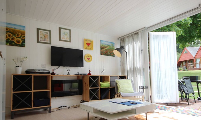 Martin Apartment | Chalet No. 53, in Kingsdown, Kent is a charming holiday chalet sleeping 6 people in 2 bedrooms. This