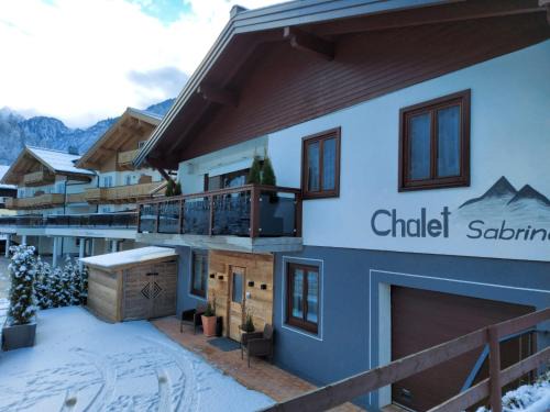 Kaprun House | Chalet Sabrina mit Außenpool im Sommer