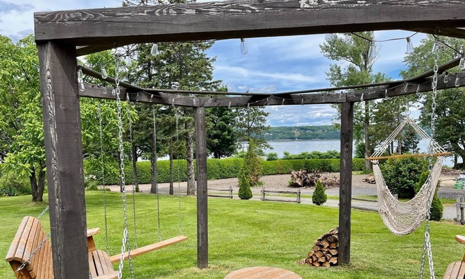 Desjardins House | Chalet-style house on the edge of the water