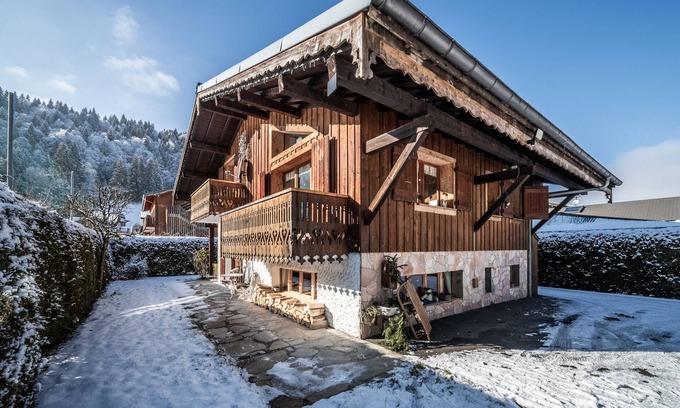 Morzine Ski Chalet | Chalet "Sun River" with Mountain View, Private Terrace & Wi-Fi