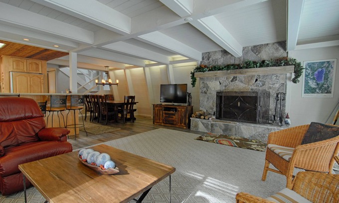 Carnelian Bay Cabin | Chalet w/Large Deck, Ping Pong Table, Spacious Bunk Room "Agate Bay Chalet"