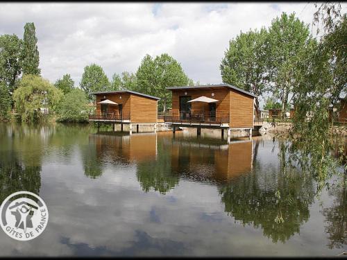 Veauchette House | Chalets confortables en bord d'étang, parfaits pour pêche et nature, avec terrasse et équipements modernes - FR-1-496-83