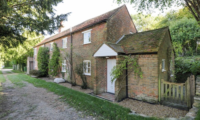 Didcot Cottage | CHALKPIT COTTAGE, pet friendly, with open fire in Blewbury