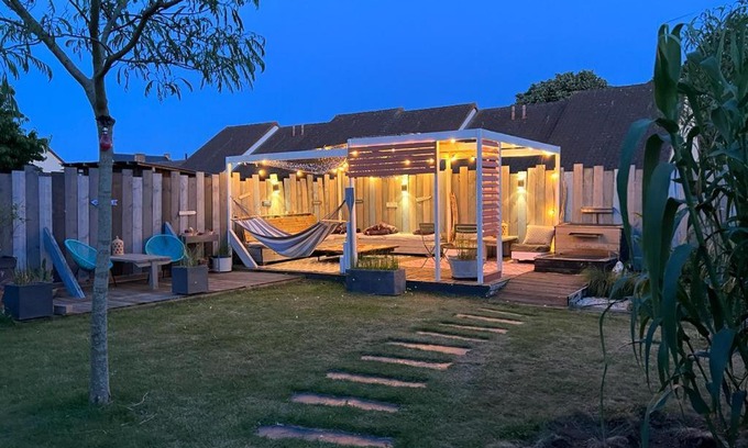 Roeze-sur-Sarthe Bed & Breakfast | Chambre double dans villa avec piscine salle de bains privée