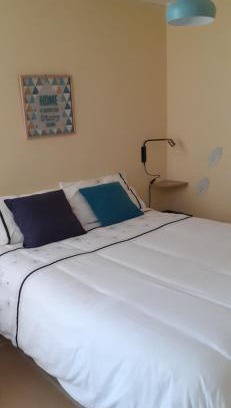 Saint-Julien-l'Ars Bed & Breakfast | Chambre indépendante et coin repas proche Futuroscope et Civaux