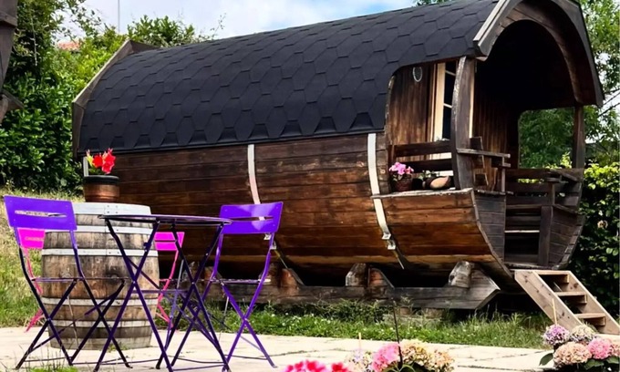 Fleurie Cabin | Chambre Tonneau BARREL (without bathroom) sleeps 2