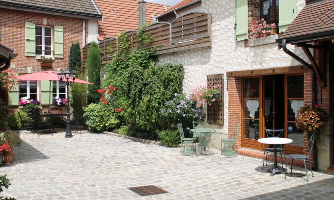 Le Mesnil-sur-Oger House | chambres d'hotes : La cour d'Etrepy