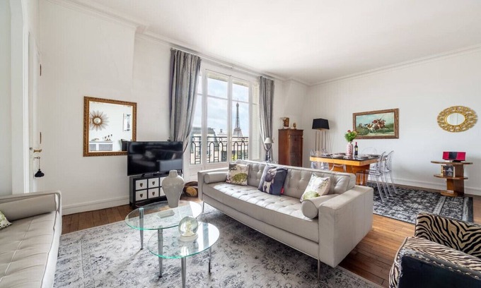 Chaillot Apartment | Champs Elysées I Eiffel Tower View & Spacious
