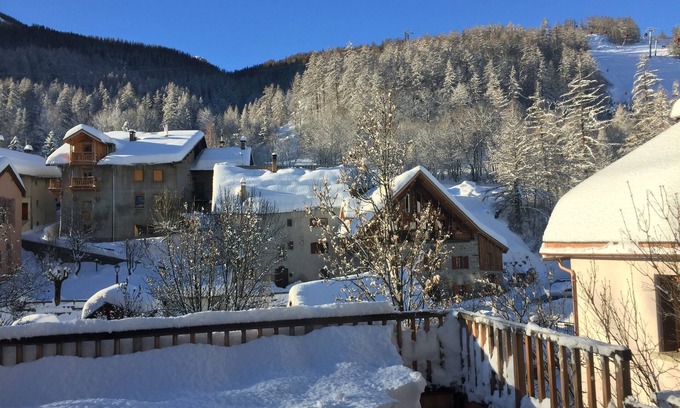 Saint-Chaffrey Apartment | Chantemerle - T3 duplex 3*, close to the slopes, south-facing country house.