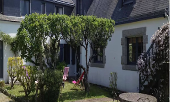 Kervoyal House | Character house with fruit garden