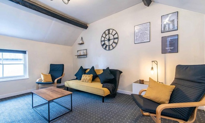 Castle Donington Apartment | Characterful 2 bedroom apartment - Central location