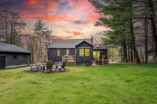 New Paltz House | Charcoal Chalet by AvantStay A Design w Firepit