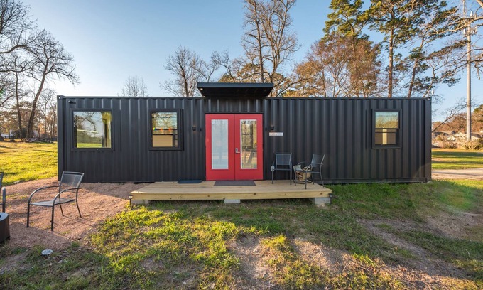 Willis House | Charcoal King: 2 mins to Lake Conroe! Heated Pool, Fire Pit, Stocked Ponds