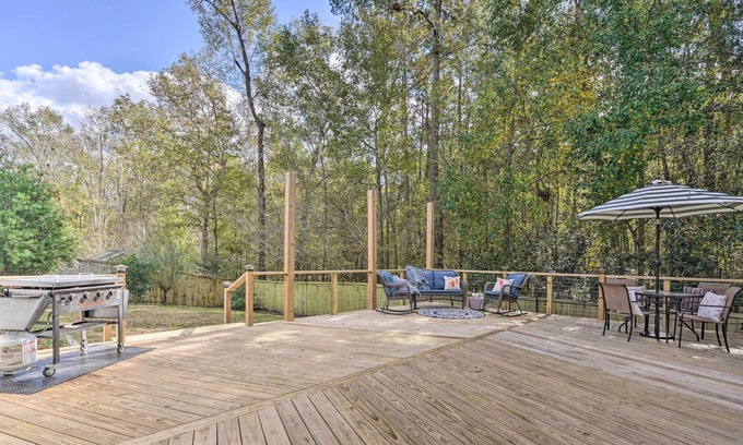 North Charleston House | Charleston Area Home w/ Deck ~ 20 Mi to Dtwn!