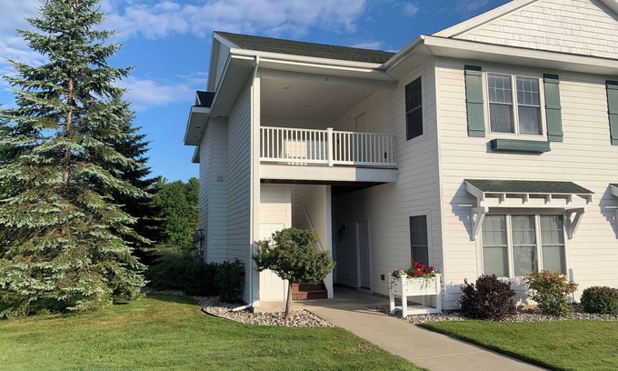 Charlevoix Condo | Charlevoix Country Club Condo - Relaxing and Peaceful