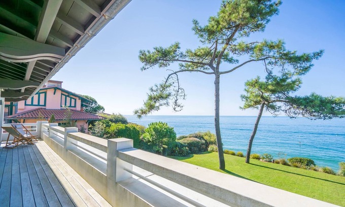 Pyla-sur-Mer Villa | Charm and authenticity for this exceptional villa - Private access to the Bassin