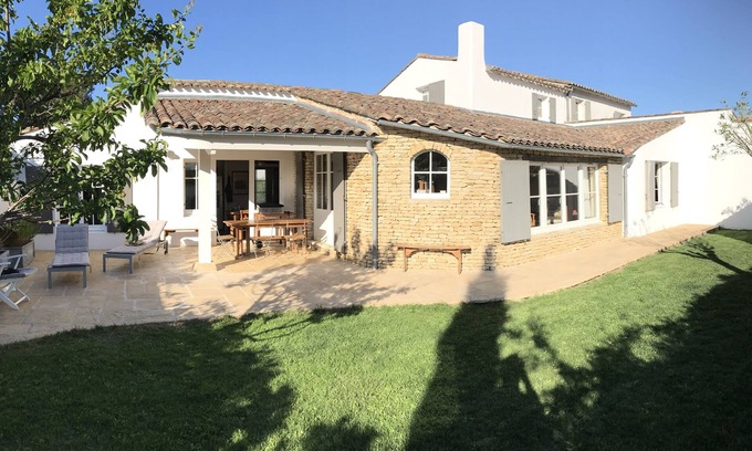 Les Portes-en-Re House | Charm, calm, sun, located at walking distance of the village center and beaches