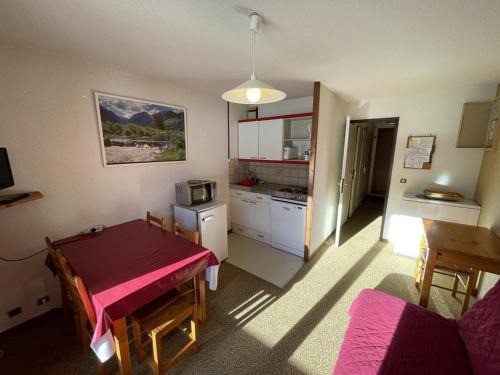 Laveissiere Apartment | Charmant T2 cabine au pied des pistes avec balcon et commodités - FR-1-787-85