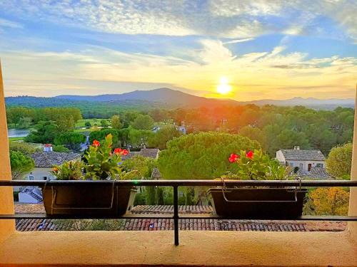 Pont Royal Apartment | Charmant T2 climatisé avec belle vue , Golf de Pont-Royal