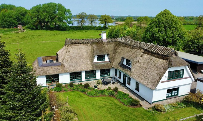Gelting Apartment | Charmante Ferienwohnung Unterm Reet mit Gartenterasse in der Nähe zur Birk
