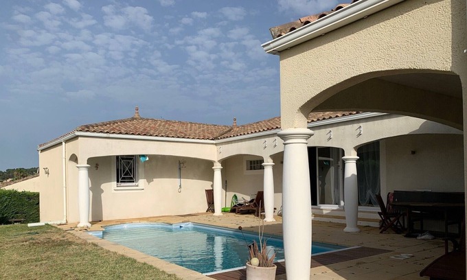 Creissan Villa | Charmante Villa Avec Piscine
