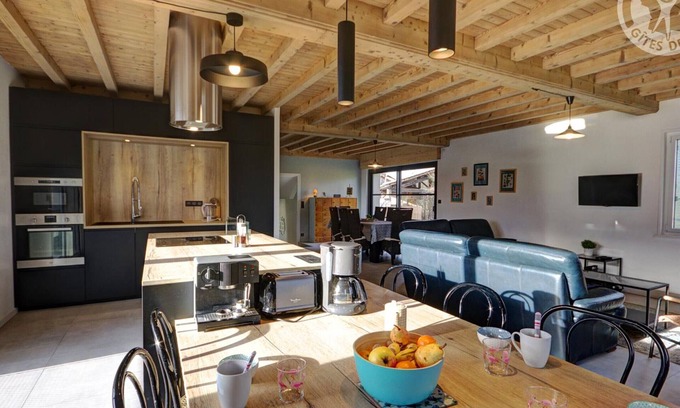 Saint-Just-Saint-Rambert Cottage | Charming house with large garden and modern amenities