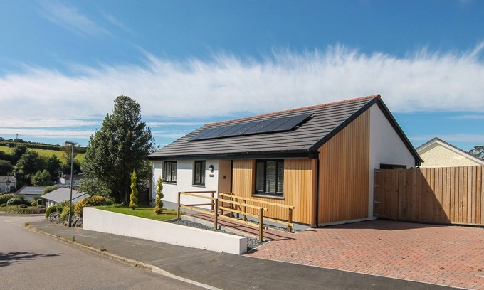 St. Keverne Cottage | CHARMILIE, pet friendly, with a garden in St Keverne