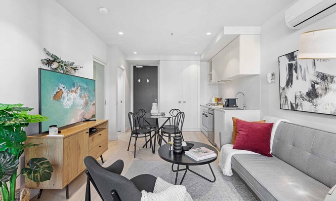 Collingwood Apartment | Charming 1-Bed Apartment with a Balcony